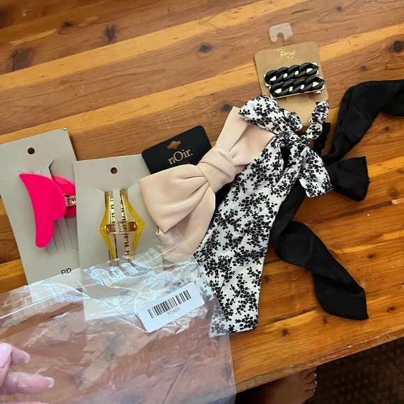 Hair scrunchies and claws - Picture 6 of 6